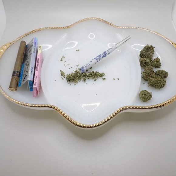Sold Elegant vintage smokers table rolling tray, milk glass, gold rim. - Picture 2 of 3